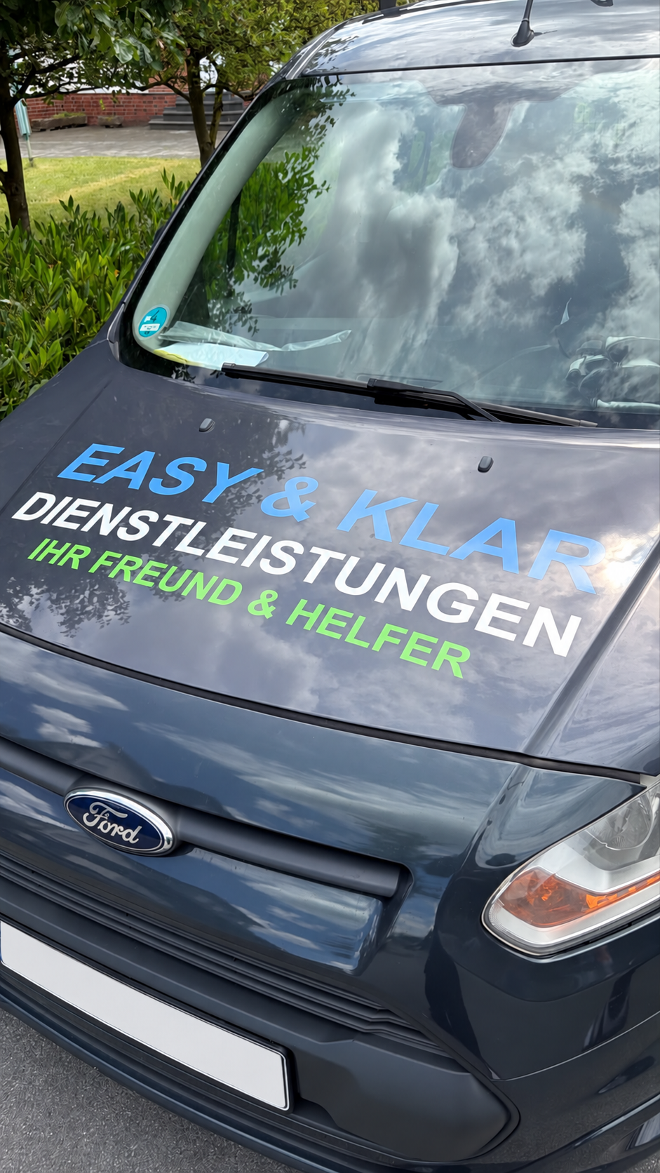Easy & Klar Fahrzeugbeschriftung auf der Motorhaube